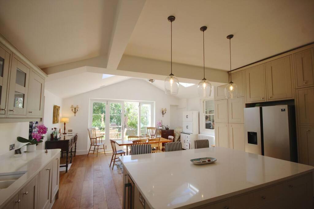 Downsview Vila Kingsdown  Exterior foto