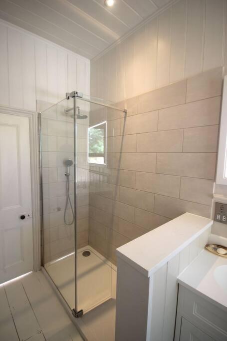 Downsview Vila Kingsdown  Exterior foto