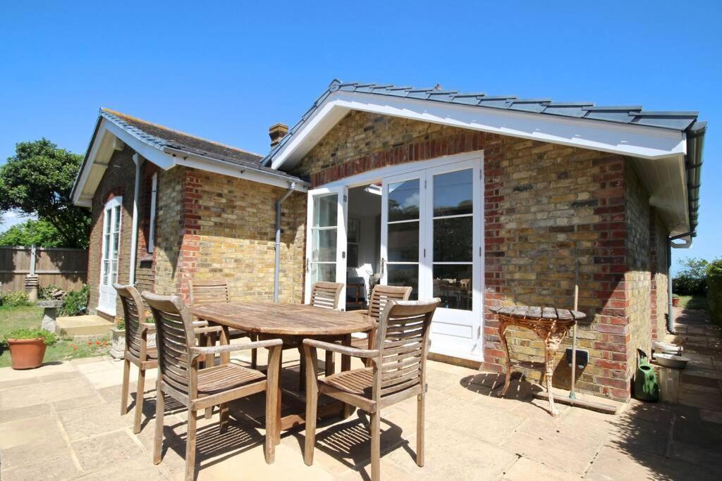 Downsview Vila Kingsdown  Exterior foto