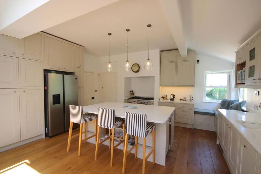 Downsview Vila Kingsdown  Exterior foto