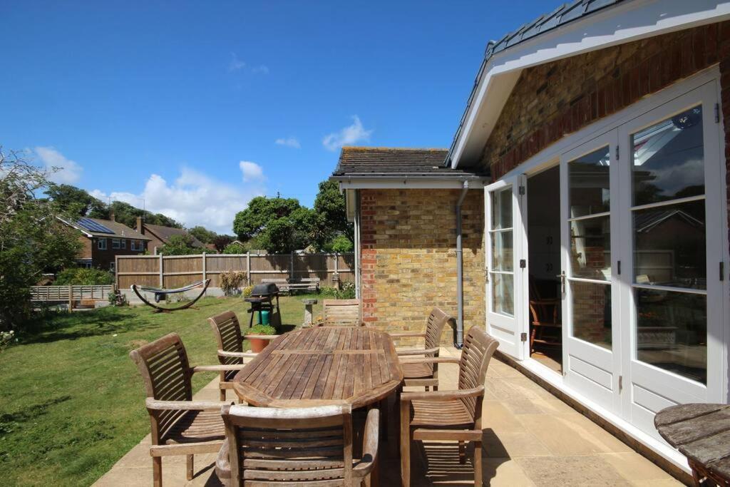 Downsview Vila Kingsdown  Exterior foto